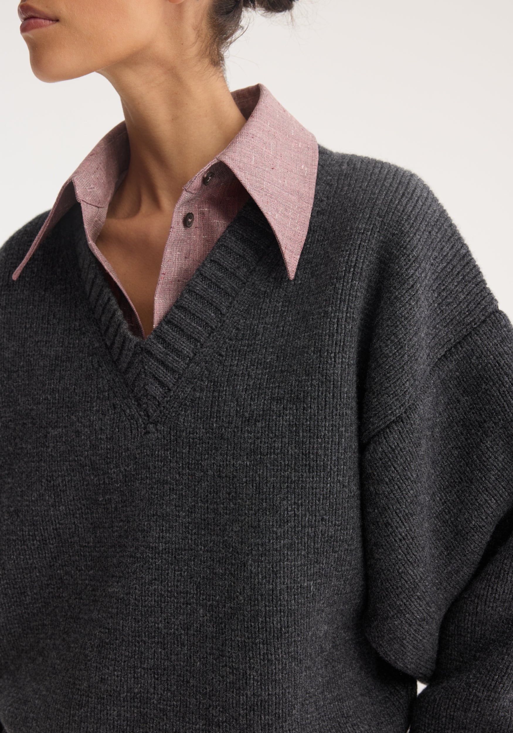 Sculptural compact v-neck | mid grey melange - Image 4